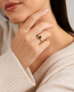 Bague vintage en argent 925 plaqué or jaune 14 carats pour femme, avec pierre centrale ovale verte et pierres latérales accentuées serties à griffes - Product Image 4