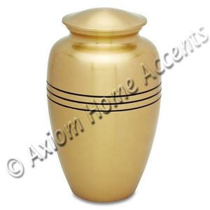 Urna de latón artesanal con un diseño clásico y acabado pulido para acariciar recuerdos de Axiom Home Accents - Product Image 2