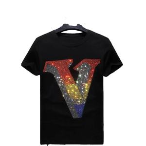 T-shirt à manches courtes noir personnalisé pour homme avec logo V en strass arc-en-ciel, haut décontracté d'été de qualité supérieure - Product Image 1