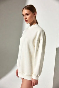 Femme confiante portant un sweat-shirt vert émeraude riche à col montant, coupe ample parfaite, dans un éclairage de studio clair. - Product Image 4