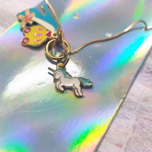 Collar de Cuento de Hadas Encantador con Triple Dije, Diseño de Zapatilla, Carruaje de Calabaza y Motivos de Unicornio, Esmalte Vibrante - Product Image 4