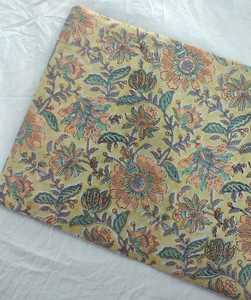Tissus en coton imprimés à la main en Inde, vente en gros, motifs floraux et botaniques artisanaux, tissu léger pour la confection de vêtements - Product Image 5