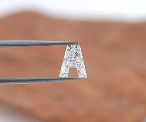 Diamante único de 1.05 ct, tallado en forma de letra, cultivado en laboratorio, VVS-VS, color EF, CVD, piedra suelta elegante, con certificación IGI, para la fabricación de joyas. - Product Image 1