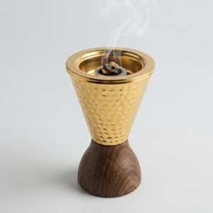 Brûleur à Bakhoor en laiton martelé de luxe avec base en bois, vente en gros, encensoir moderne arabe Mubkhar Oud, style moyen-oriental - Product Image 1