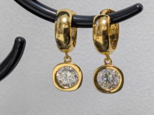 Boucles d'oreilles pendantes Lurba Jewels en diamant de laboratoire de 1,90 ct, taille brillant, certifiées IGI, monture closée classique et tendance, en or jaune massif 14 carats - Product Image 2