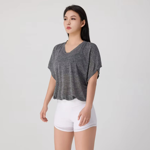 เสื้อครอปคอวีสีเทาสำหรับผู้หญิง ทรงหลวม ผ้าสแปนเด็กซ์ผสมคอตตอน ระบายอากาศได้ดี แขนสั้น ชุดโยคะ กางเกงขาสั้นเอวสูงสีขาว - Product Image 2