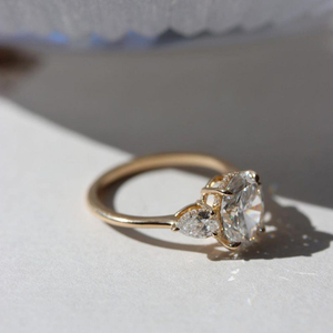 Anillo de compromiso ovalado con circonita cúbica solitaria y piedras laterales en forma de pera, halo oculto, oro macizo de 10K, engaste de garra, anillo de boda, regalo de aniversario - Product Image 2