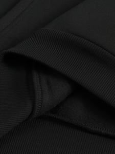 เสื้อฮู้ดดี้กำมะหยี่สีดำสำหรับผู้ชาย พิมพ์ลายกราฟิกที่แขนเสื้อ รับผลิตแบบ OEM ODM ขายส่งเสื้อผ้า - Product Image 4