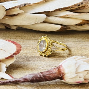 Bague Femme Tendance et Élégante en Laiton Plaqué Or, Motif Rayons de Soleil et Pierre de Lune, Style Vintage Bohème, Délicate et Imposante, Thème Céleste, Vente en Gros - Product Image 5