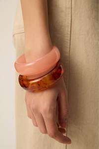 Bracelet en résine personnalisé avec incrustation de fleurs naturelles et design artisanal élégant - Product Image 5
