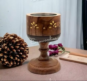 Brûleur d'encens en forme de cône de bois de santal en laiton avec incrustation florale, conçu pour des moments religieux chaleureux et cérémoniels - Product Image 5