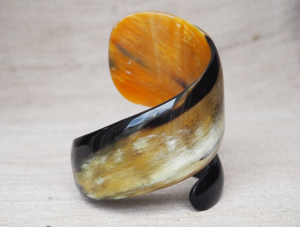 Brazalete de Lujo Hecho a Mano, Ecológico, Moderno, de Cuerno, Personalizable, para Fiestas y Bodas de Mujeres - Product Image 2