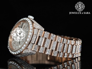 Montre-bracelet haut de gamme entièrement sertie de diamants blancs avec cadran doré pour les fêtes, les événements et le port quotidien de luxe, disponible à la vente - Product Image 2