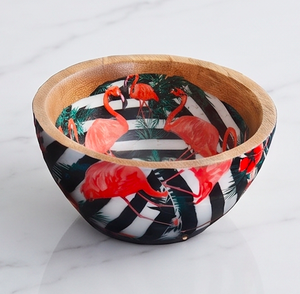 Tazón de ensalada de madera con estampado de flamencos y hojas tropicales sobre un diseño de rayas blancas y negras para servir. - Product Image 1