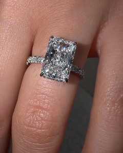 Bague de fiançailles en or massif 14K 18K personnalisée avec diamant de laboratoire taille radiant 4 carats, pavé italien et halo inversé, vente en gros d'usine - Product Image 5