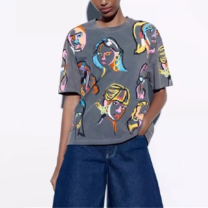 T-shirt court ajusté en coton respirant pour femme, col rond, design personnalisé, pour un look actif et tendance, motif imprimé - Product Image 1