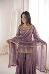 Ensemble VISHNU K DESIGNS TOP SHARARA DUPATTA en Soie Fandy Vintage Broderie Pailletée Séchage Rapide pour Cérémonie de Remise des Diplômes et Fête Longueur Genou - Product Image 2