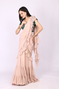 Parfait pour toutes les occasions et facile à porter. Saree à volants prêt-à-porter avec des perles et des broderies sur la blouse. - Product Image 4