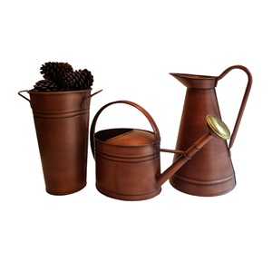 Arrosoir en métal fini vert clair avec poignée pour plantes d'intérieur et d'extérieur, aspect vintage - Product Image 5