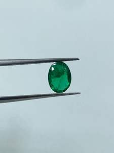 พลอยมรกตสีเขียวเข้มทรงกลมธรรมชาติ น้ำหนัก 1.25 กะรัต สำหรับฝังแหวนทอง ออกแบบพิเศษโดย R.K. GEMS & JEWELLERY - Product Image 5