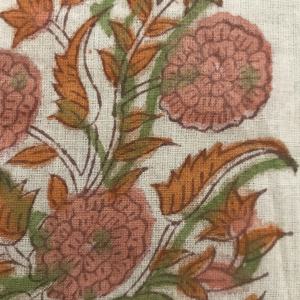 Tela de algodón estampada a mano con motivos florales de enredaderas |   Textil Indio en Tonos Naturales de la Tierra - Product Image 1