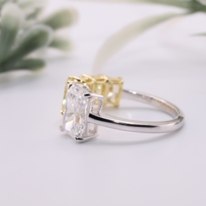 Anillo Abierto de Doble Tono con Cristal de Diamante Cultivado en Laboratorio Blanco y Amarillo de Corte Radiante Único, Joyería Fina con Diseño de Racimo - Product Image 2