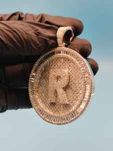 Colgante de moda hip hop Iced Out, dijes personalizados de plata 925 con moissanita, colgante circular con inicial para regalos - Product Image 2