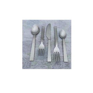 Ensemble de couverts contemporains en acier inoxydable, 5 pièces, luxe, écologique, personnalisable, passe au lave-vaisselle, ustensiles de table durables - Product Image 2