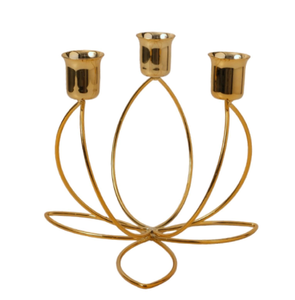 Élégant porte-bougie en fil métallique doré en forme de fleur de lotus avec 3 coupelles, disponible à prix de gros pour les thèmes de décoration spirituelle ou florale. - Product Image 1