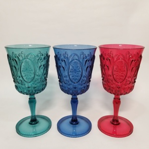Gobelet à vin en plastique rouge incassable et gaufré pour les fêtes de Noël et les mariages - Product Image 2