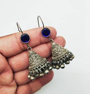 Exquisitos Aros Tribales Afganos con Incrustaciones Intrincadas de Lapislázuli Azul, Motivos Geométricos Estampados a Mano en Plata y Diseño en Cascada - Product Image 5