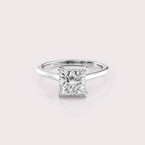 Bague solitaire en diamant de laboratoire taille princesse, sertissage croisé, en or rose/blanc et jaune 9 carats - Product Image 6