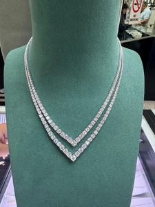 Collier tennis multicouche en or blanc 18 carats |   Collier ras du cou de luxe à double rangée en V avec diamants ronds taille brillant |   Cadeau élégant pour femme - Product Image 1