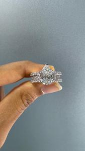 Bague de fiançailles tendance en diamant de laboratoire en forme de poire plaqué rhodium avec bande pavée |   Fabricant de bagues d'anniversaire de mariage personnalisées - Product Image 1