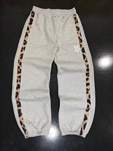 Pantalones Deportivos de Felpa 100% Algodón, con Estampado de Leopardo, Rayas Laterales de Dos Tonos, Puños Ajustables y Logotipo Bordado - Product Image 4