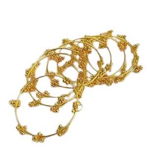 Brazaletes Kashmiris de Vidrio Chapado en Oro con Detalles de Perlas Talladas en Esmeralda, Modernos para Bodas y Eventos - Product Image 1