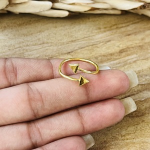 Anillo de Flecha de Latón de Última Moda, Joyería Minimalista para Mujer, Chapado en Oro de 18k, Estilo Bohemio, Delicado y Geométrico, Venta al por Mayor - Product Image 2