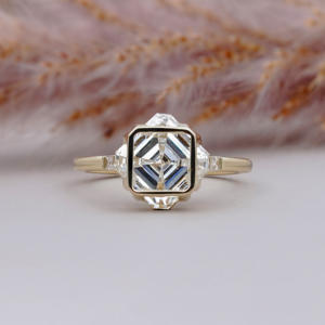 แหวนเพชรทรงแอสเชอร์คัทแบบโมเดิร์น 3 เม็ด ฝังในทองคำเหลือง ประดับเพชรทรงสี่เหลี่ยมแบบเบเซลเซ็ต แหวนเพชรสำหรับหมั้น - Product Image 1