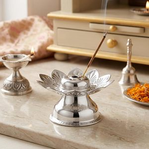 Lampe à huile traditionnelle en laiton gravée motif lotus, porte-encens décoratif pour Pooja, idéal pour la maison et le temple pendant Diwali - Product Image 5