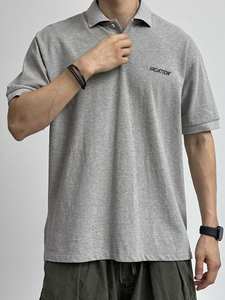 Polo gris de verano para hombre con bordado de letras y media cremallera - Product Image 4