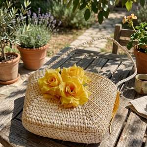 Sac à main bohème fait main en jacinthe d'eau, tissé avec fleur jaune et pompon, style plage estival - Product Image 5