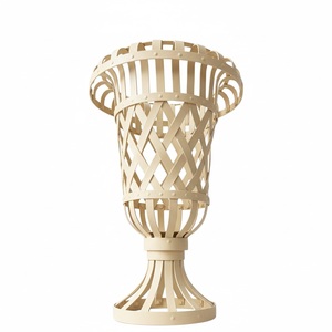 Urne de jardin classique en résine antique avec design côtelé, pot de fleurs d'extérieur pour fleurs ou plantes vertes, urnes de jardin d'extérieur faites à la main - Product Image 2