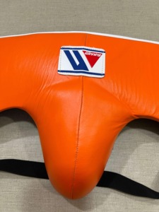 Ensemble de boxe et de sparring en cuir véritable de haute qualité, personnalisé, orange, avec gants de protection, protège-tête et protège-glande, en promotion - Product Image 5