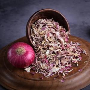 Flocons d'oignons rouges séchés en vrac de qualité supérieure, fabriqués à partir d'oignons frais déshydratés, ingrédient alimentaire naturel pour la cuisson et la transformation - Product Image 2