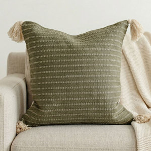 Housse de coussin beige ivoire tissée à la main, à rayures verticales centrales, avec franges décoratives, texture texturée, style scandinave. - Product Image 5