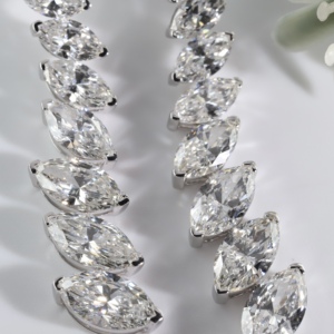 Pendientes de lujo con diamantes de corte marquesa en oro blanco, largos, lineales, en cascada, con diseño de hojas, para mujer. - Product Image 4