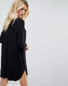 Vente en gros de vêtements de rue de haute qualité t-shirt pour femme à épaules tombantes et à ourlet incurvé surdimensionné t-shirt avec logo personnalisé à coupe latérale - Product Image 2