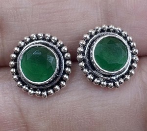 Boucles d'oreilles fines en argent sterling 925 avec onyx vert rond fait main, serti clos, pierre précieuse de 8 mm, pour soirée - Product Image 2