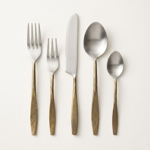 Ensemble de couverts bicolores en acier inoxydable, finition martelée dorée, pour la restauration et l'hôtellerie, style vintage, couteau, fourchette, cuillère, vente en gros - Product Image 1