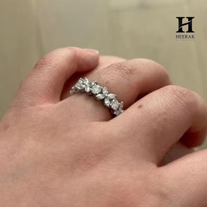 Anillo de Eternidad de Diamantes Florales de Mariposa en Oro Blanco de 14K Personalizado con Diamantes Cultivados en Laboratorio de Corte Marquesa y Redondo para Mujer - Product Image 3